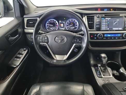 Used 2018 Toyota Highlander XLE AWD/4WD image 16