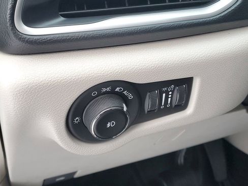 Used 2018 Chrysler Pacifica Touring-L image 14