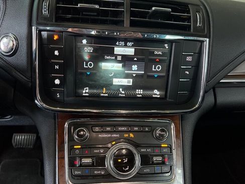 Used 2017 Lincoln Continental Premiere image 15
