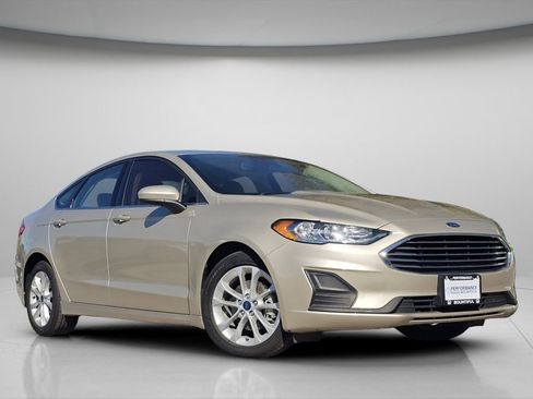 Used 2019 Ford Fusion SE image 2