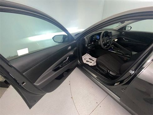 Used 2025 Hyundai Elantra SE image 11