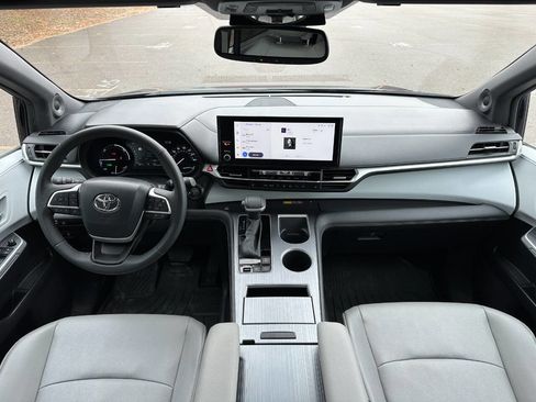 Used 2025 Toyota Sienna XLE image 13