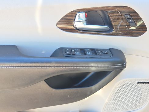 Used 2023 Chrysler Pacifica Limited w/ Uconnect Theater Family Group image 31