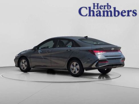 Used 2024 Hyundai Elantra SE FWD image 3