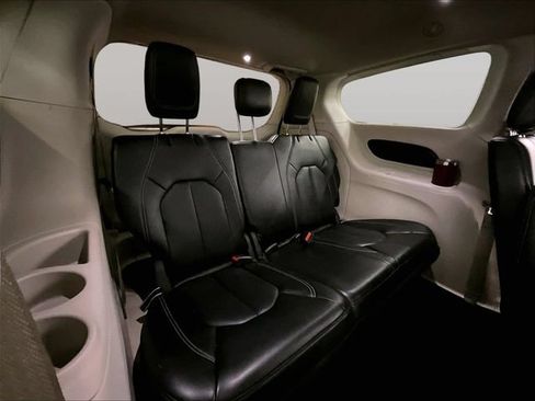 Used 2023 Chrysler Pacifica Touring-L FWD image 27