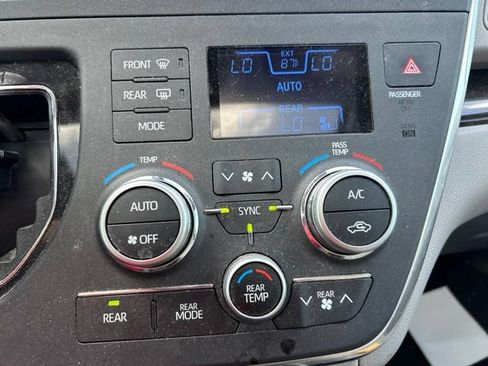Used 2019 Toyota Sienna XLE w/ XLE Navigation Package FWD image 19
