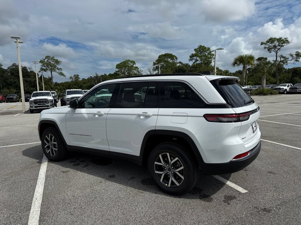 New 2027 Jeep Grand Cherokee Laredo AWD/4WD image 5