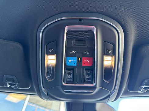 Used 2025 Jeep Grand Cherokee L Laredo image 11