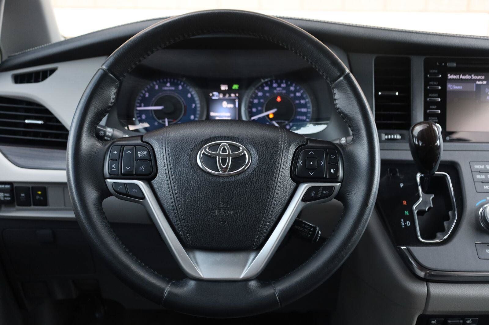 Used 2019 Toyota Sienna XLE Premium FWD image 29
