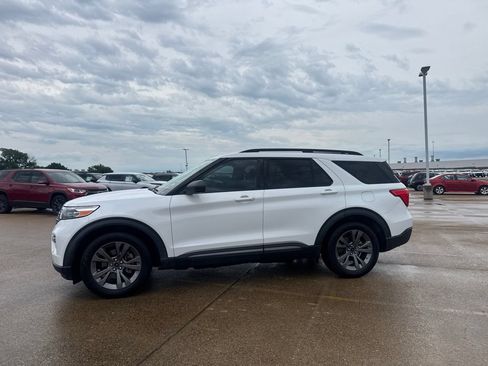 Used 2021 Ford Explorer XLT w/ Equipment Group 202A RWD image 12