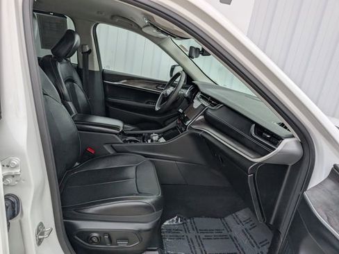 Used 2023 Jeep Grand Cherokee Limited w/ Luxury Tech Group II image 33