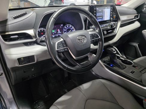 Used 2022 Toyota Highlander XLE FWD image 23