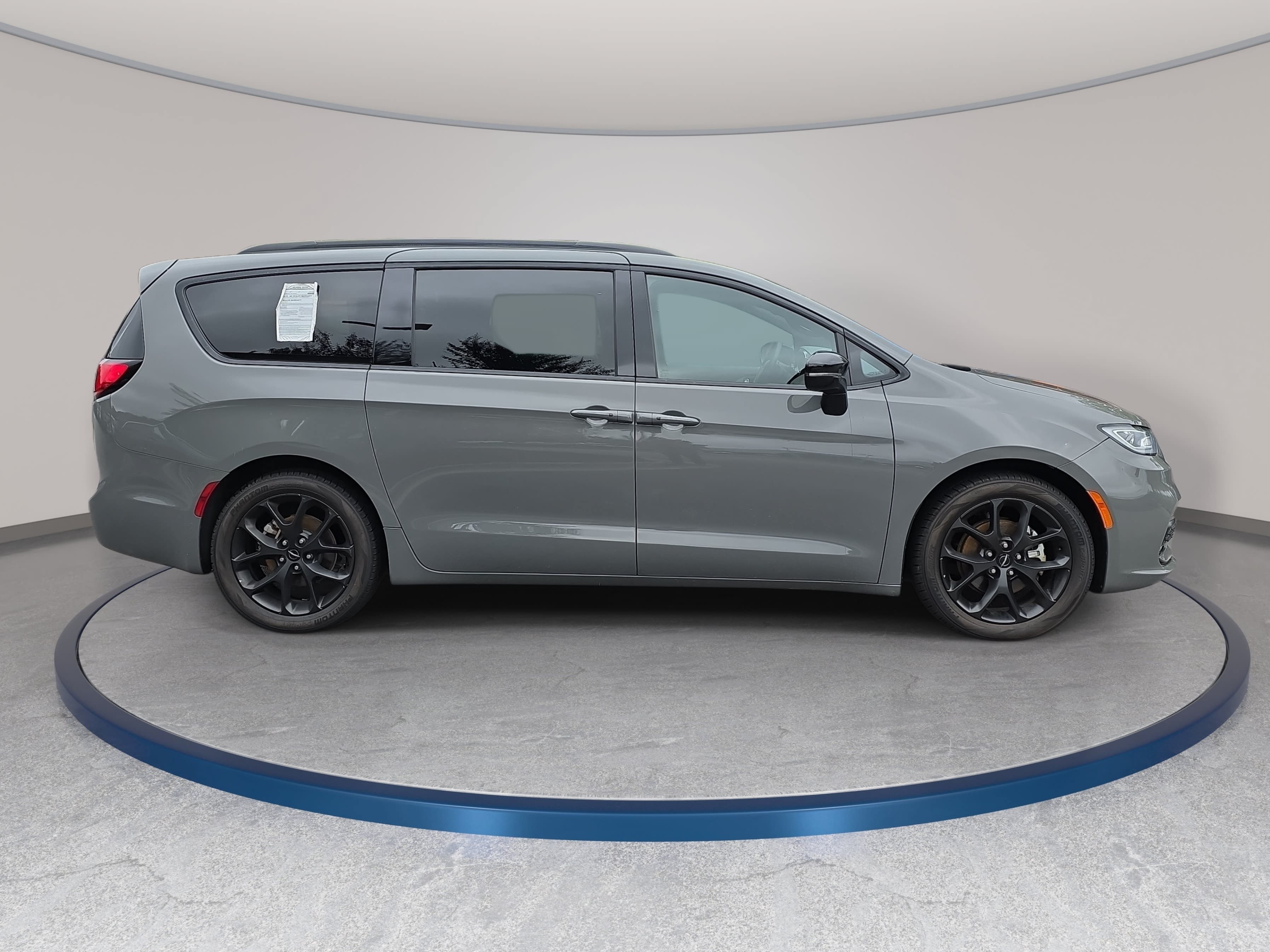 Used 2025 Chrysler Pacifica Limited FWD image 4