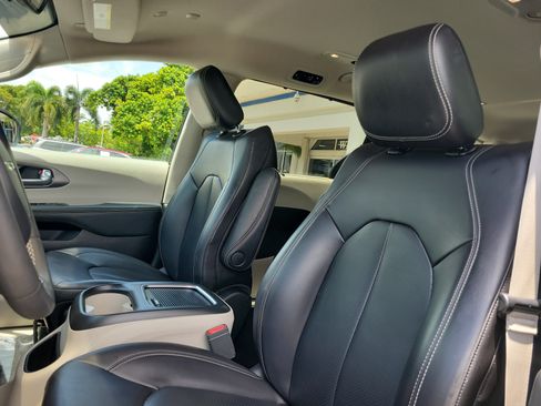 Used 2023 Chrysler Pacifica Touring-L FWD image 20