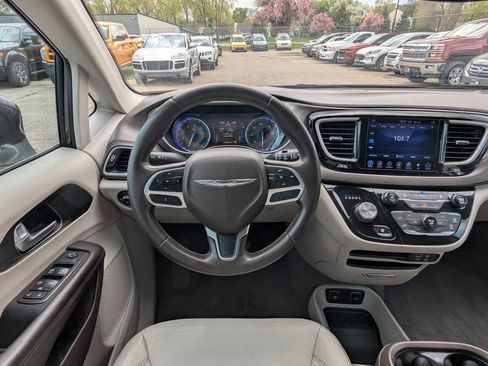 Used 2017 Chrysler Pacifica Touring-L FWD image 18