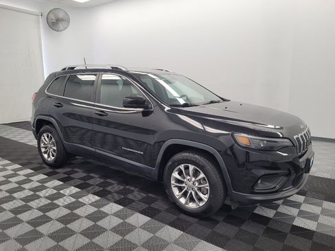 Used 2019 Jeep Cherokee Latitude Plus w/ Cold Weather Group AWD/4WD image 11