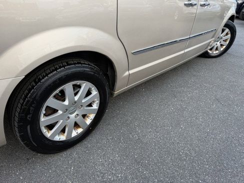 Used 2012 Chrysler Town & Country Touring-L w/ Entertainment Group #2 FWD image 30