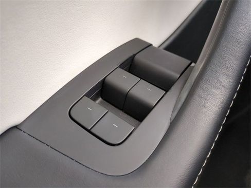 Used 2022 Tesla Model Y Long Range image 27