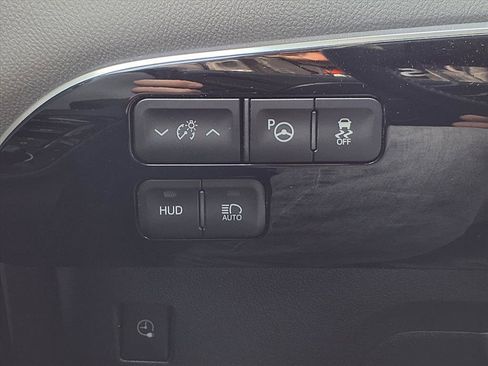 Used 2018 Toyota Prius Prime Advanced image 16