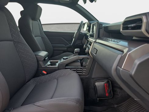 Used 2025 Toyota Tacoma SR5 AWD/4WD image 10