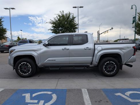 Used 2024 Toyota Tacoma TRD Sport AWD/4WD image 10