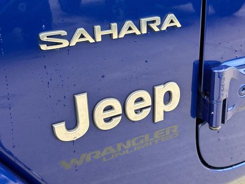 Used 2018 Jeep Wrangler Unlimited Sahara AWD/4WD image 6