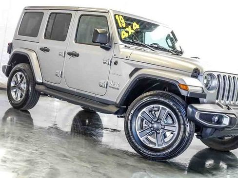 Used 2019 Jeep Wrangler Unlimited Sahara AWD/4WD image 5