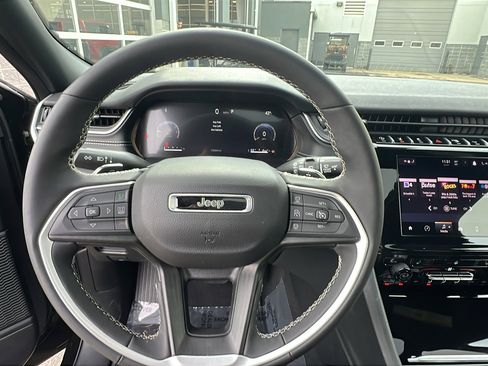 Used 2025 Jeep Grand Cherokee L Altitude image 29