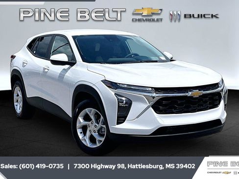 Used 2026 Chevrolet Trax LS w/ LS Convenience Package FWD image 1