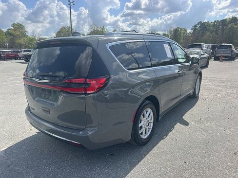 Used 2021 Chrysler Pacifica Touring-L image 5