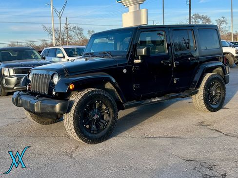 Used 2018 Jeep Wrangler Unlimited Sahara w/ Connectivity Group AWD/4WD image 3