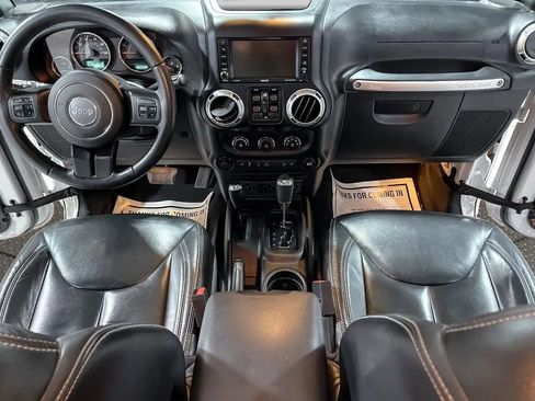 Used 2018 Jeep Wrangler Unlimited Rubicon w/ Connectivity Group image 17