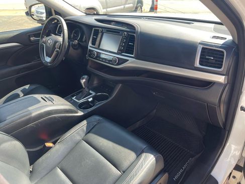 Used 2017 Toyota Highlander XLE AWD/4WD image 25