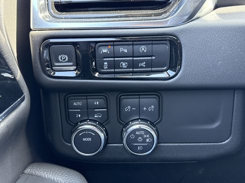 Used 2025 GMC Yukon XL Denali AWD/4WD image 27