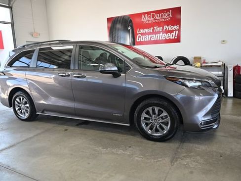Used 2021 Toyota Sienna XLE w/ XLE Plus Package FWD image 4