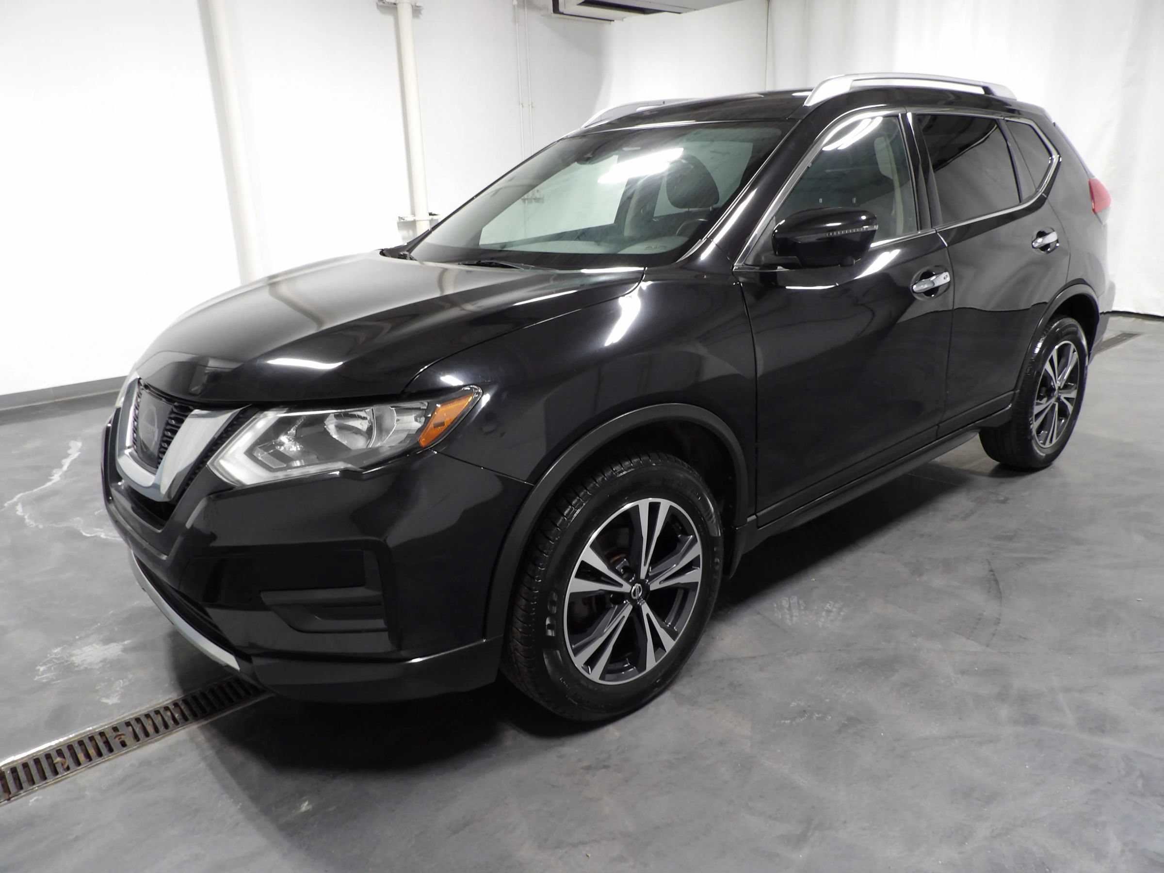Used 2019 Nissan Rogue SV w/ Premium Package AWD/4WD image 4