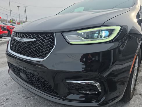 Used 2024 Chrysler Pacifica Touring-L image 12