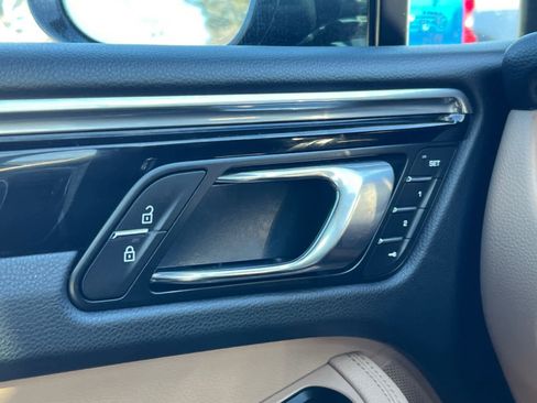 Used 2025 Porsche Macan image 24