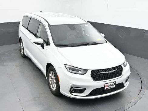 Used 2023 Chrysler Pacifica Touring-L FWD image 34
