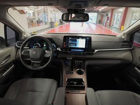 Used 2023 Toyota Sienna XLE w/ XLE Plus Package image 19