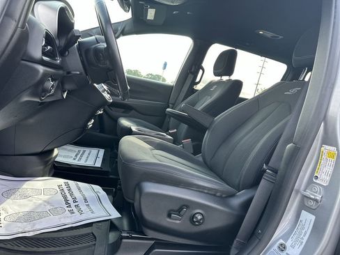 Used 2019 Chrysler Pacifica Touring Plus w/ S Appearance Package FWD image 17