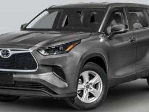 Used 2025 Toyota Highlander LE image 1
