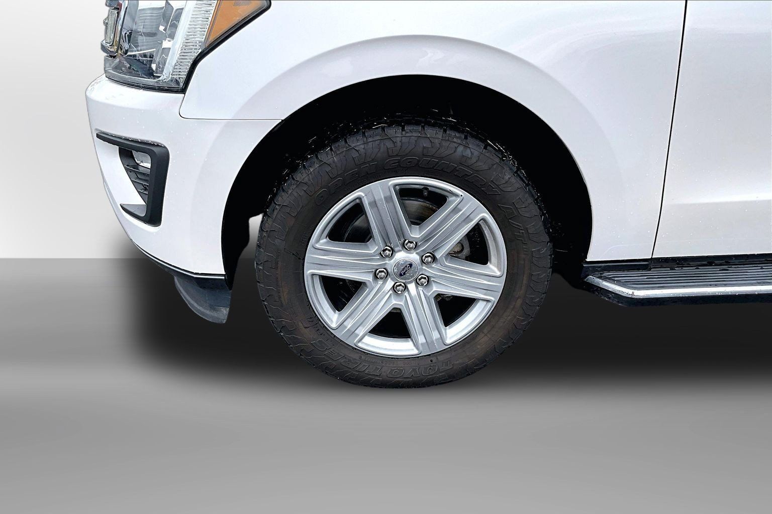 Used 2018 Ford Expedition XLT w/ Equipment Group 202A AWD/4WD image 3