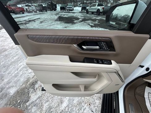 Used 2025 GMC Yukon Denali w/ Sun & Power Step Package image 10