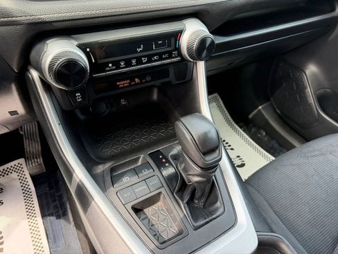 Used 2019 Toyota RAV4 LE FWD image 17