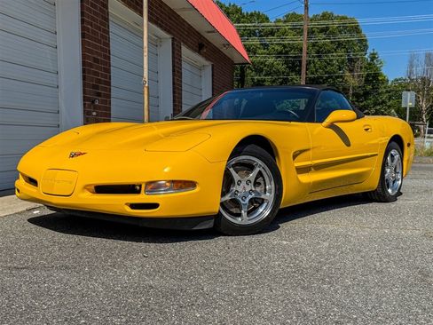 Used 2004 Chevrolet Corvette Convertible w/ Preferred Equipment Group RWD image 2