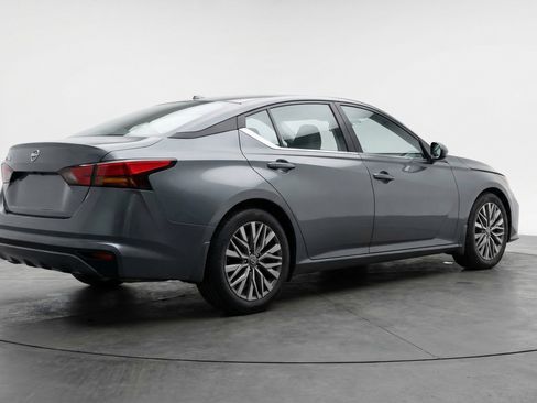 Used 2025 Nissan Altima 2.5 SV image 9