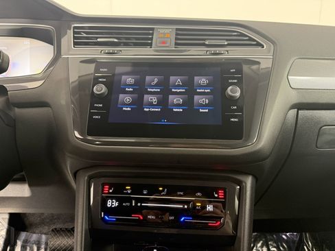 Used 2024 Volkswagen Tiguan SE image 19