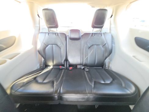 Certified 2023 Chrysler Pacifica Touring-L FWD image 19