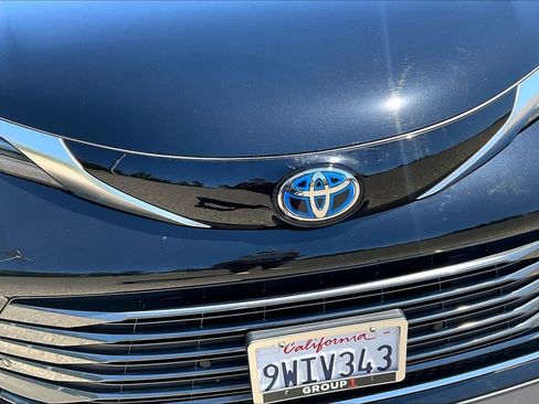 Used 2025 Toyota Sienna Limited AWD/4WD image 29